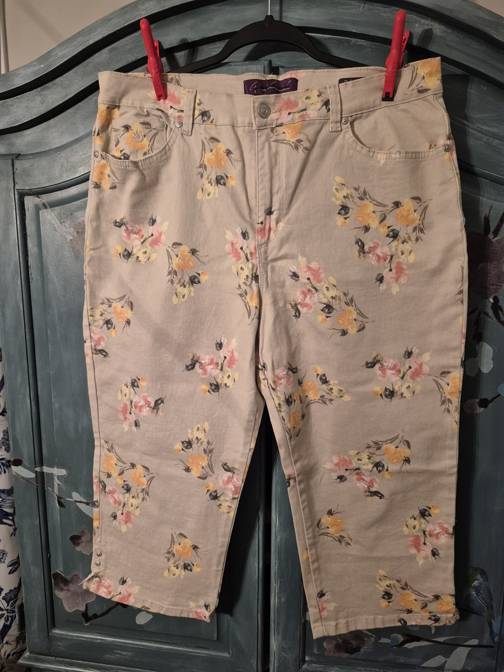 Gloria Vanderbilt Cream Cropped Jeans with Pink & Yellow Floral Motif